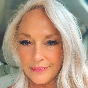 I’m an ocean loving California girl who’s landlocked and living in Pittsburgh PA